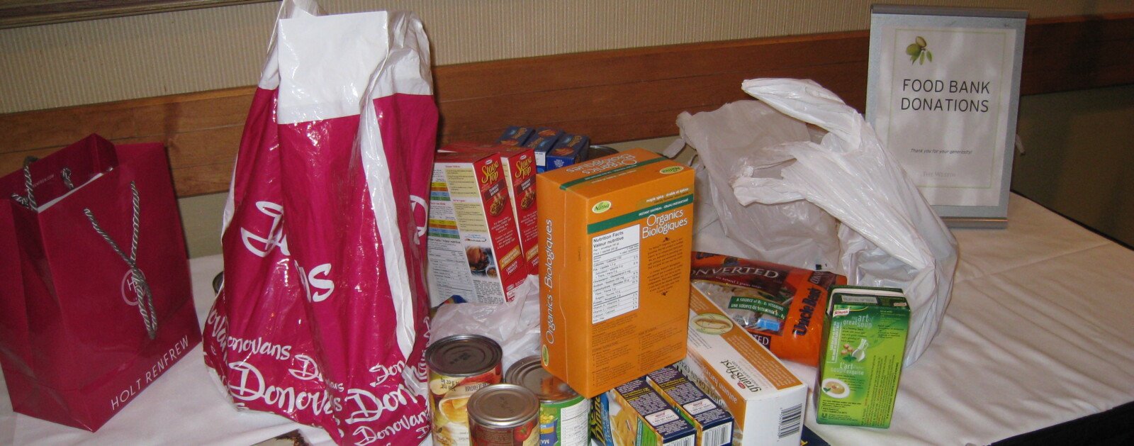 Produits alimentaires recueillis dans le cadre d'une collecte solidaire, photo d'illustration Wikimedia Commons