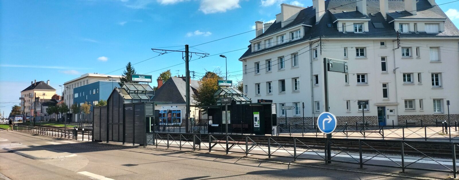 Tramway à l’arrêt Égalité à Nantes