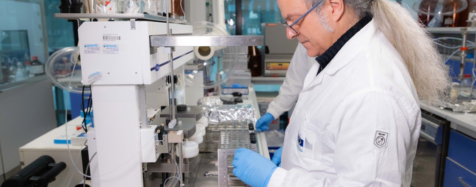 Laboratoire européen analysant des échantillons d'eau à Ispra en 2026, photographie documentaire d'archive non prise à Saint-Brevin