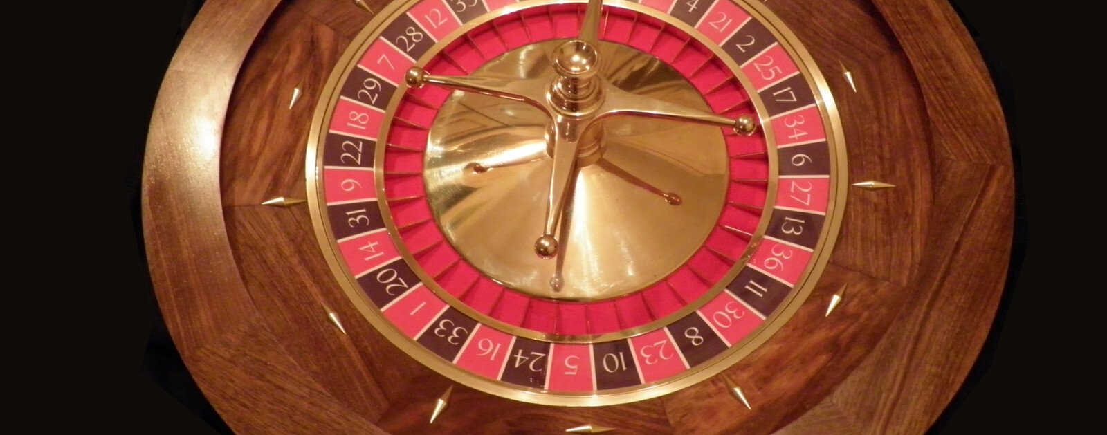 Photographie d'une roulette de casino, illustration des jeux de hasard et d'argent