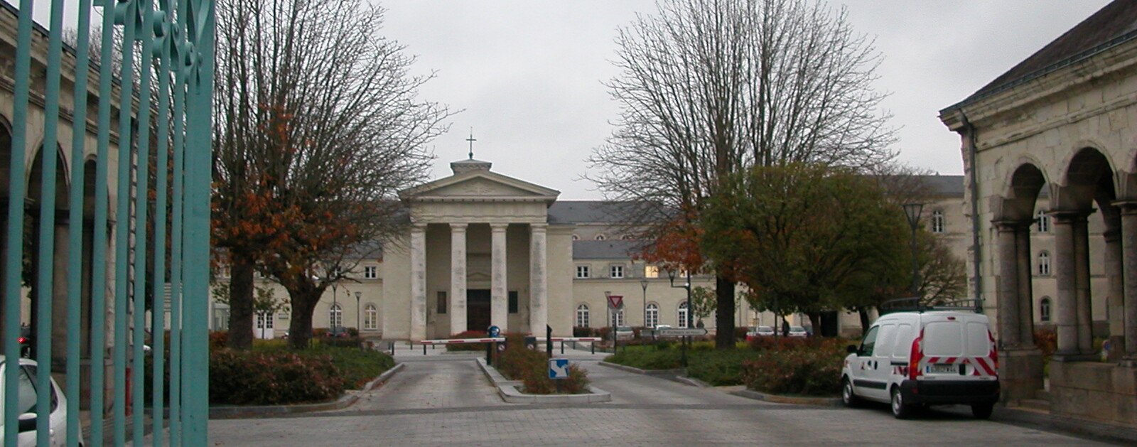 Entrée de l'hôpital Saint-Jacques du CHU de Nantes