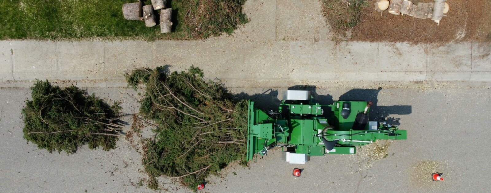 Broyeur de bois et branchages utilisé lors de travaux d'entretien, photographie d'illustration
