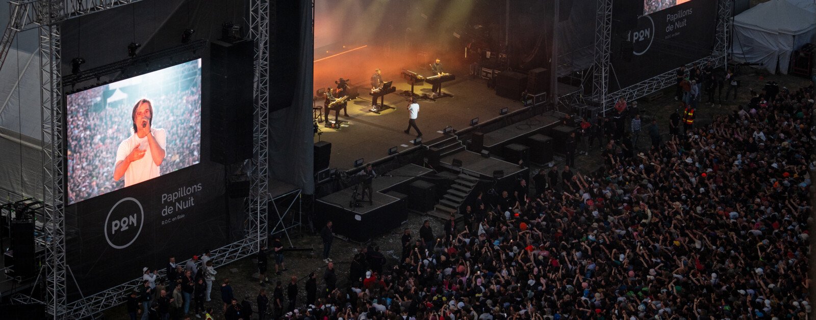 Orelsan sur scène au festival Papillons de nuit en mai 2023, photographie d'archive d'un artiste programmé à Nantes