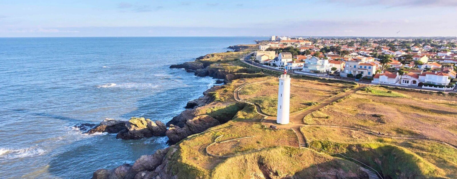 Vue réelle de la Corniche vendéenne et de son littoral rocheux à Saint-Hilaire-de-Riez