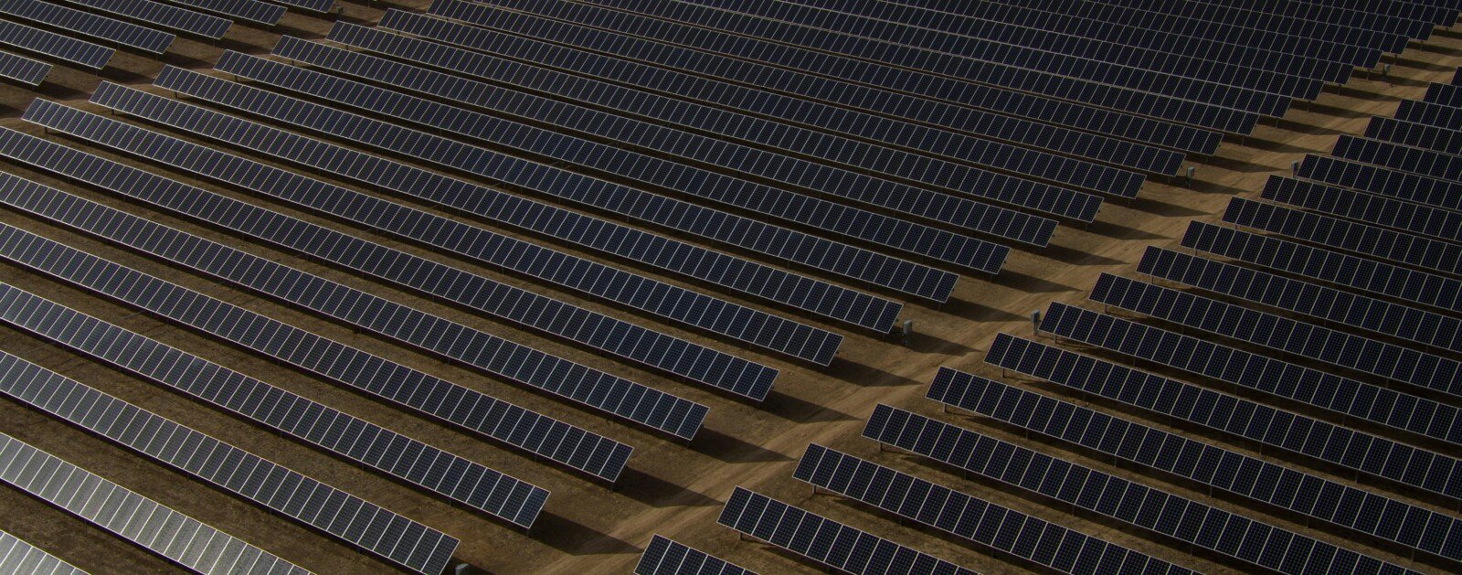 Ombrières et panneaux photovoltaïques installés sur un parking
