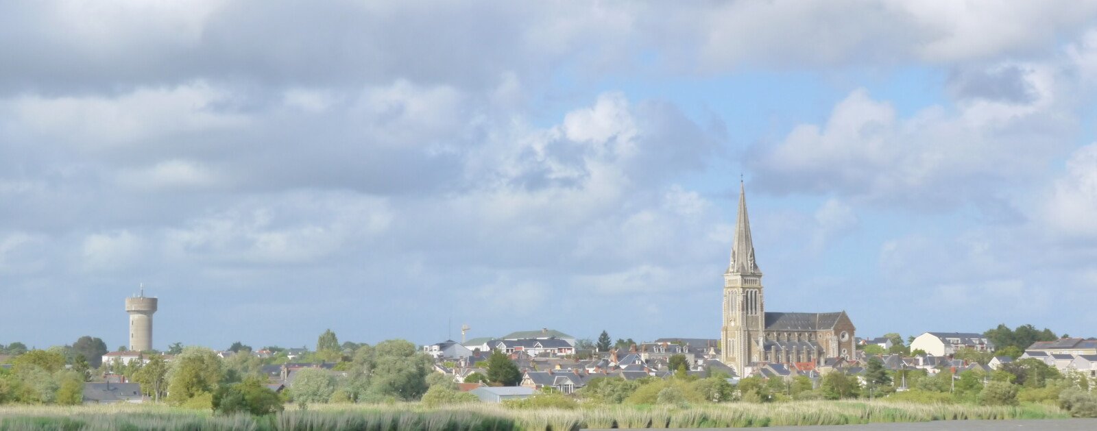 Vue de Couëron depuis la Loire, image d'illustration de la commune