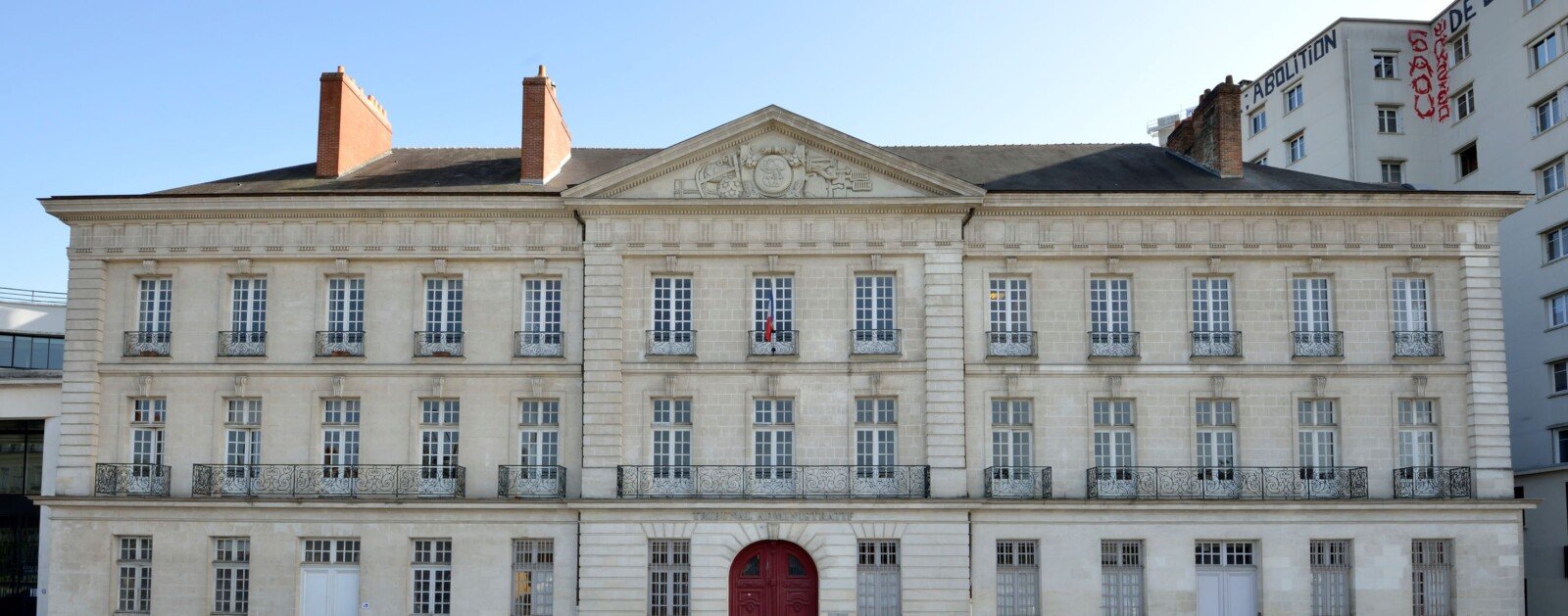 Façade historique du tribunal administratif de Nantes, où les référés sur le projet de CRA sont examinés