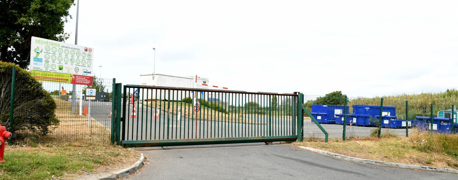 Entrée de la déchèterie de Pornichet, avec son portail, son panneau d’accueil et ses bennes.