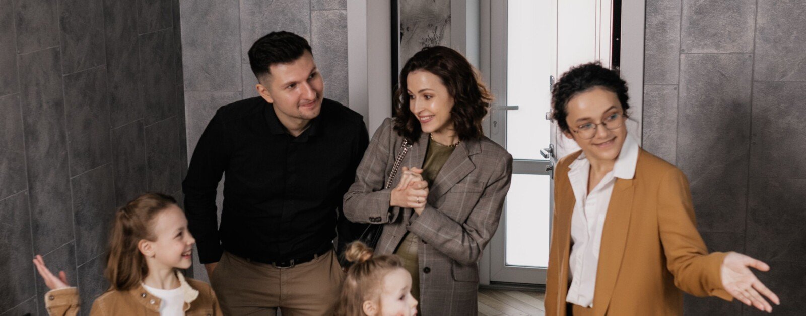 Agent immobilier faisant visiter un appartement à une famille