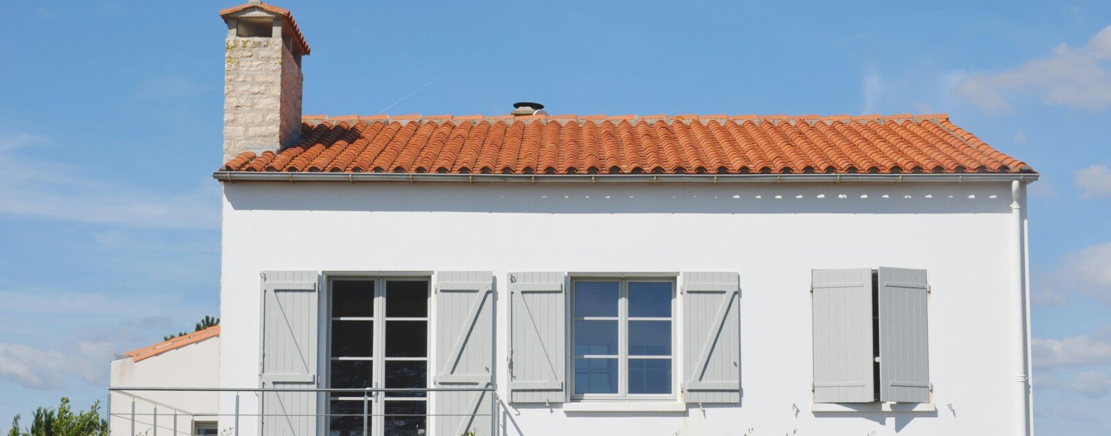 Bâtiment en pierre dans un paysage rural français, photographie d'illustration
