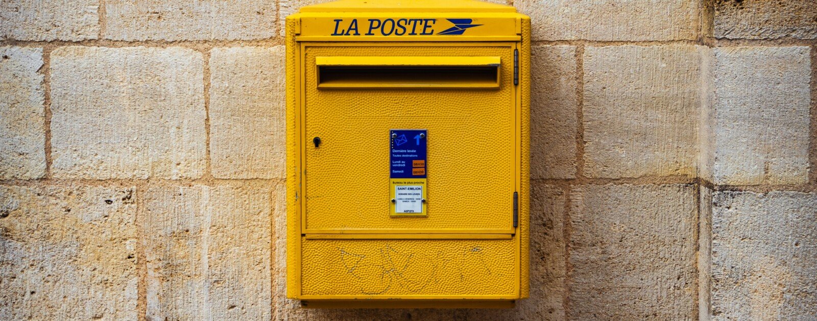 Boîte aux lettres jaune du réseau La Poste en France, photo d'illustration pour le bureau de Donges
