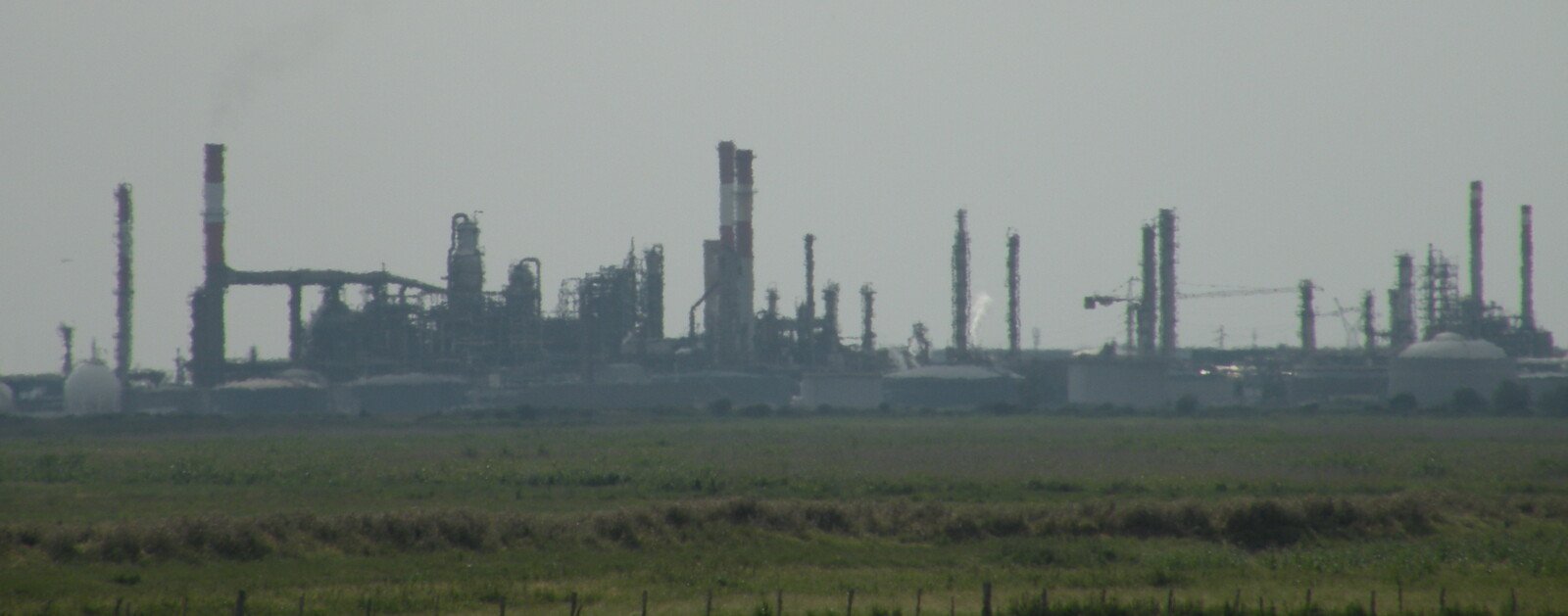 Raffinerie de Donges en Loire-Atlantique vue depuis les marais de Lavau-sur-Loire