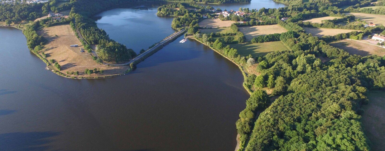 Vue aérienne d’archives du lac du Jaunay en Vendée, sans indication du niveau d’eau actuel.