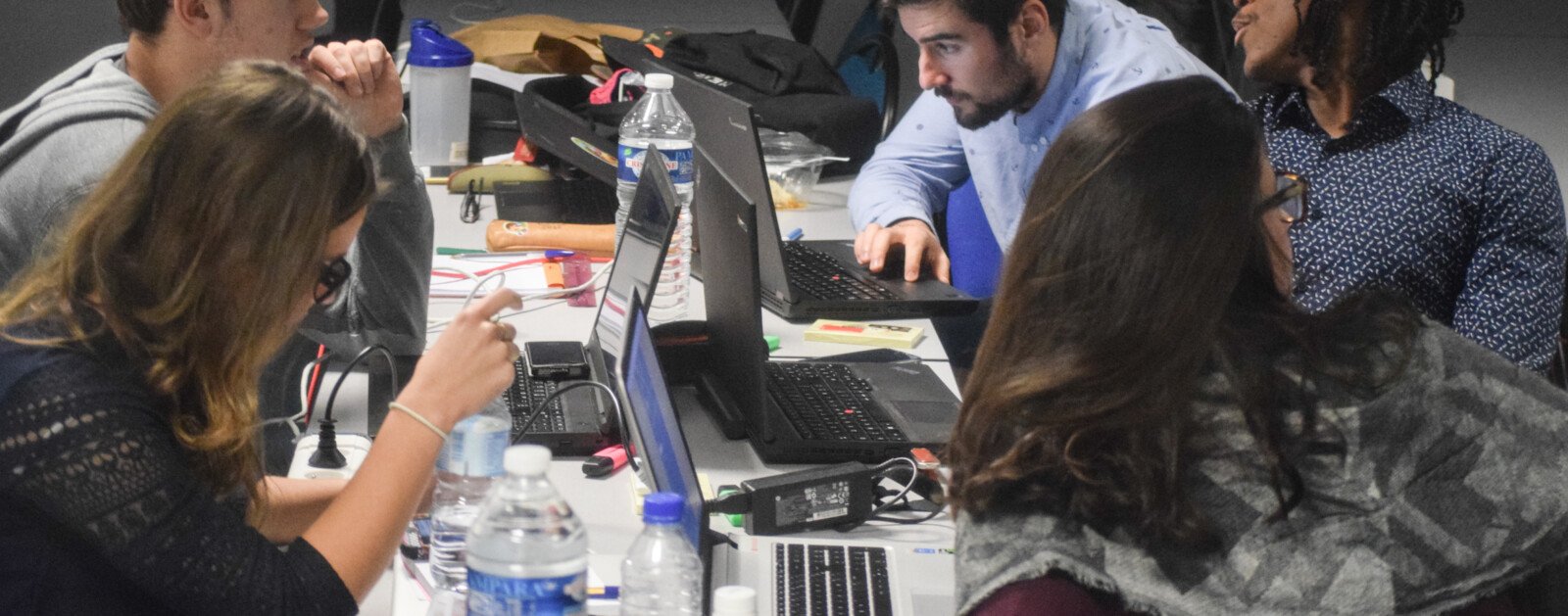 Jeunes adultes travaillant ensemble dans un espace de formation