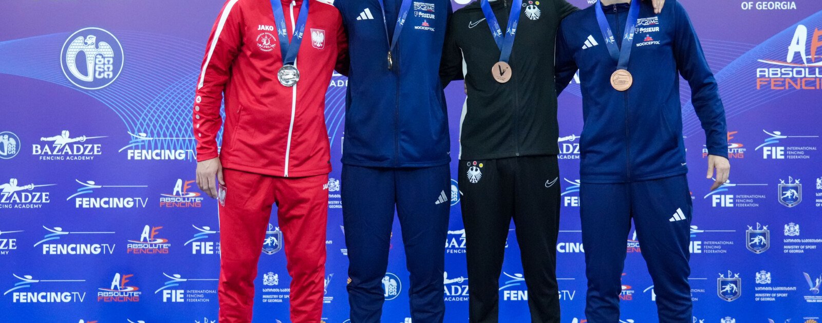 Podium des Mondiaux vétérans 2026 à Tbilissi : Jordan Moine, deuxième depuis la gauche, médaille d'or au fleuret