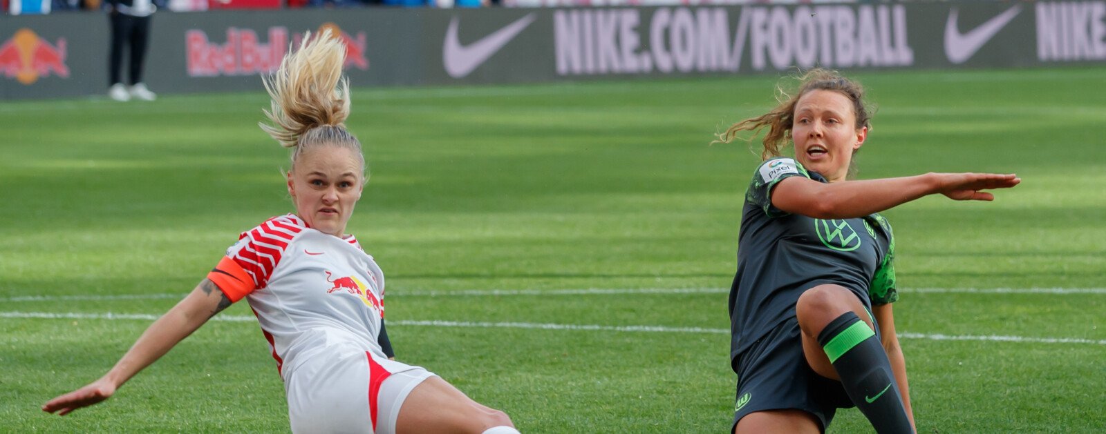 Victoria Krug à gauche sous le maillot du RB Leipzig, face à Fenna Kalma de Wolfsburg, archive du 15 octobre 2023.