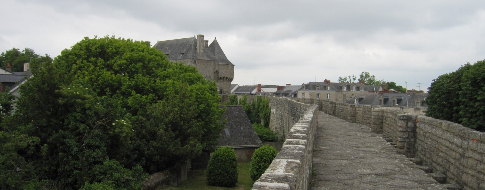 Les remparts de Guérande, ville qui accueille une partie du festival de cinéma De la Page à l'Image