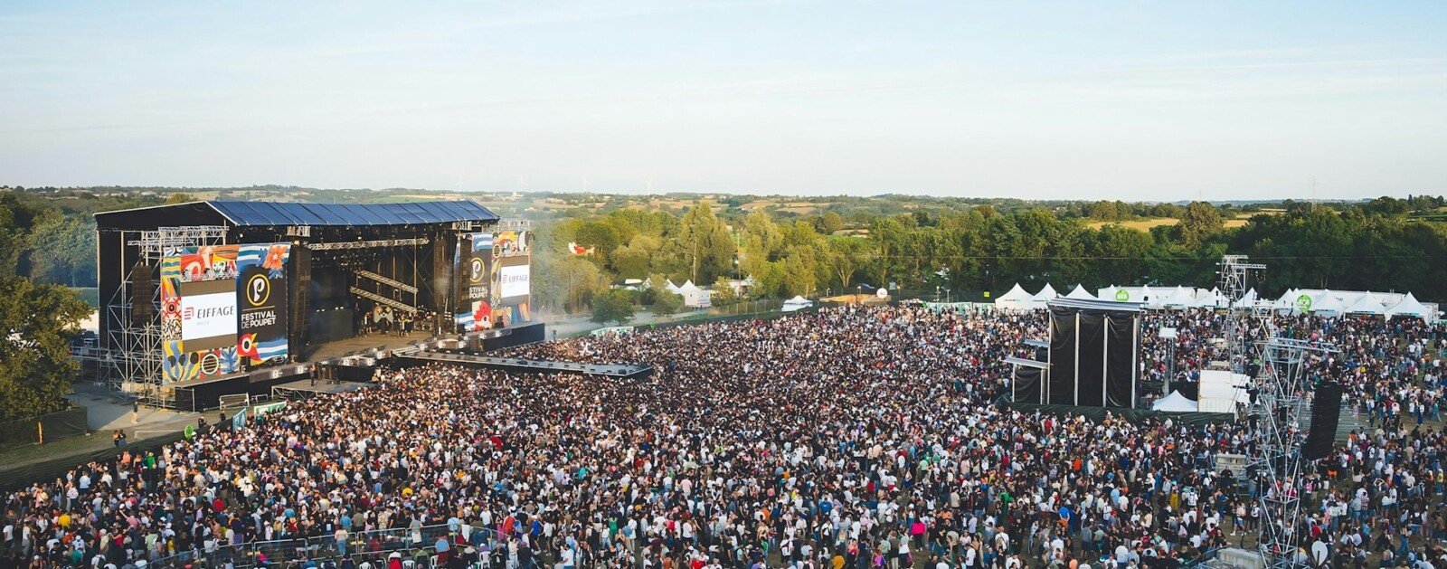 Concert au Festival de Poupet en 2024, photographie d'archive de la scène et du public