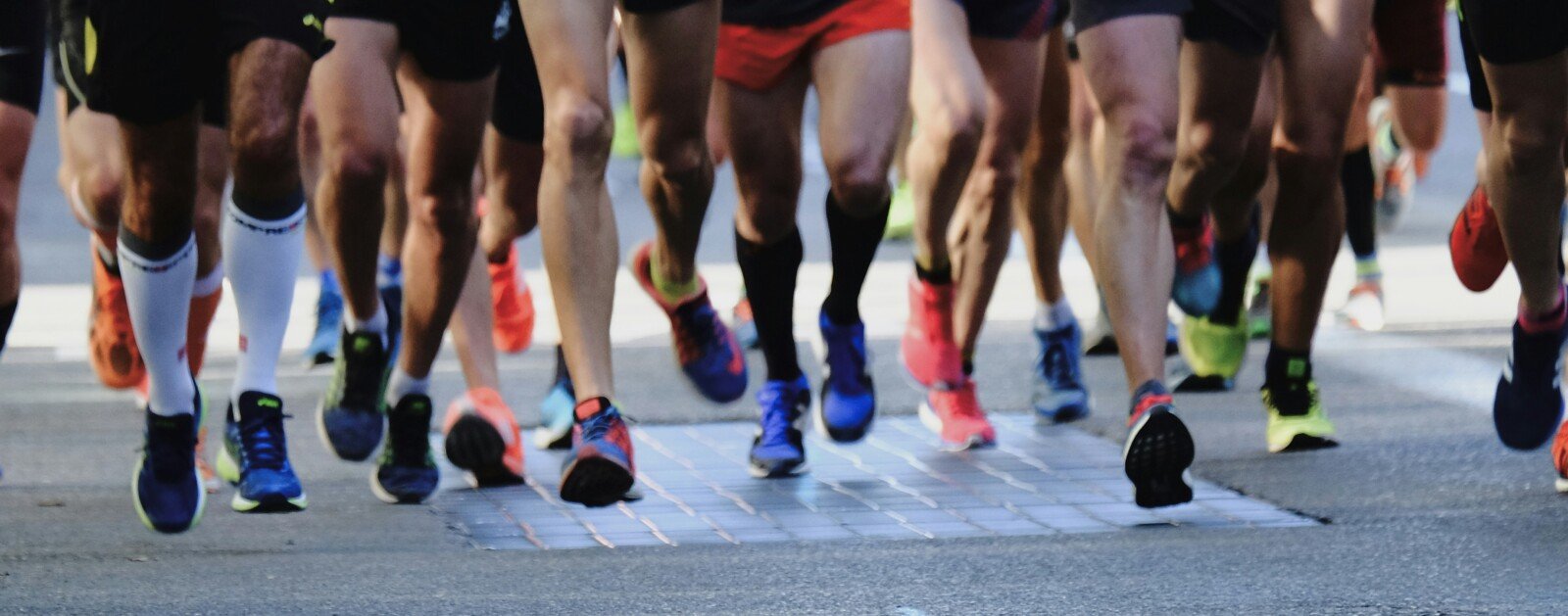 Coureurs participant à une course à pied en ville, photographie d'illustration
