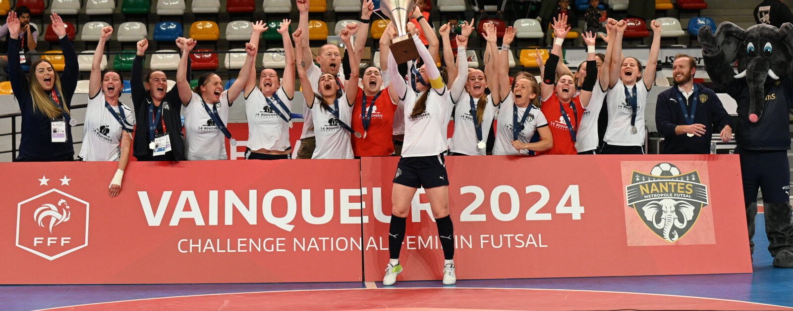 L'équipe féminine du Nantes Métropole Futsal sur le terrain lors d'une rencontre de 2024, photographie d'archives