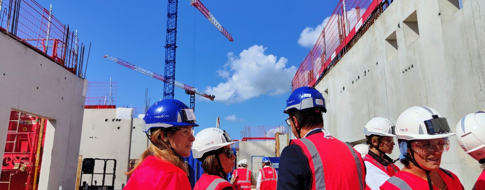 Chantier du futur CHU de Nantes avec les équipes de VINCI Construction et grues de construction