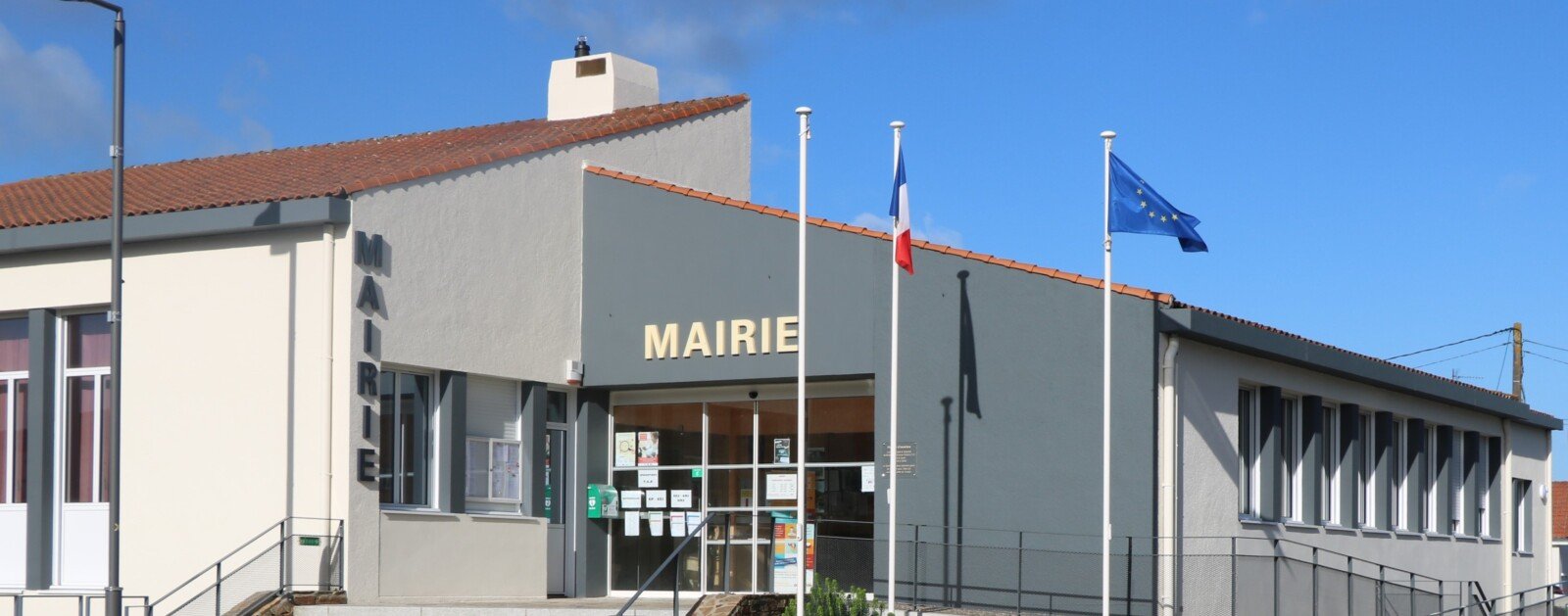 Façade et entrée de la mairie de Geneston, bâtiment où siègent les élus municipaux