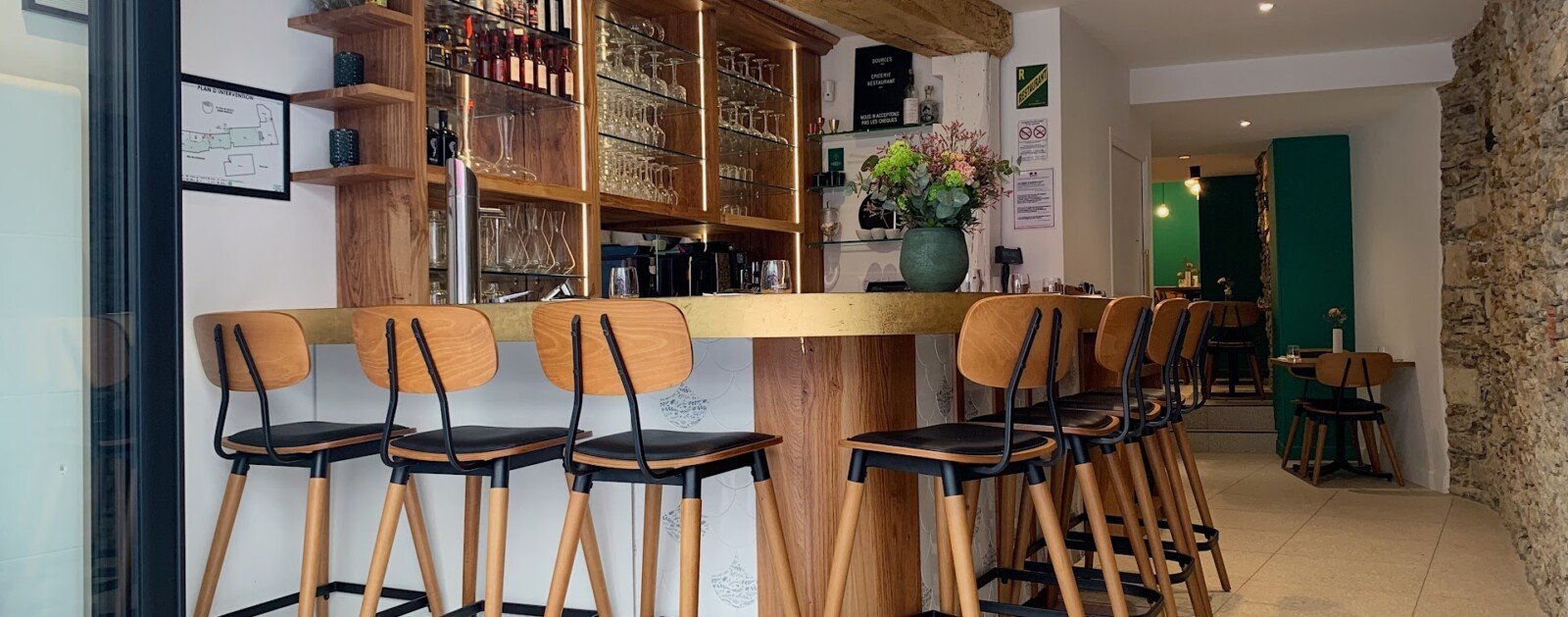 Salle et comptoir du restaurant Sources, rue de Verdun à Nantes