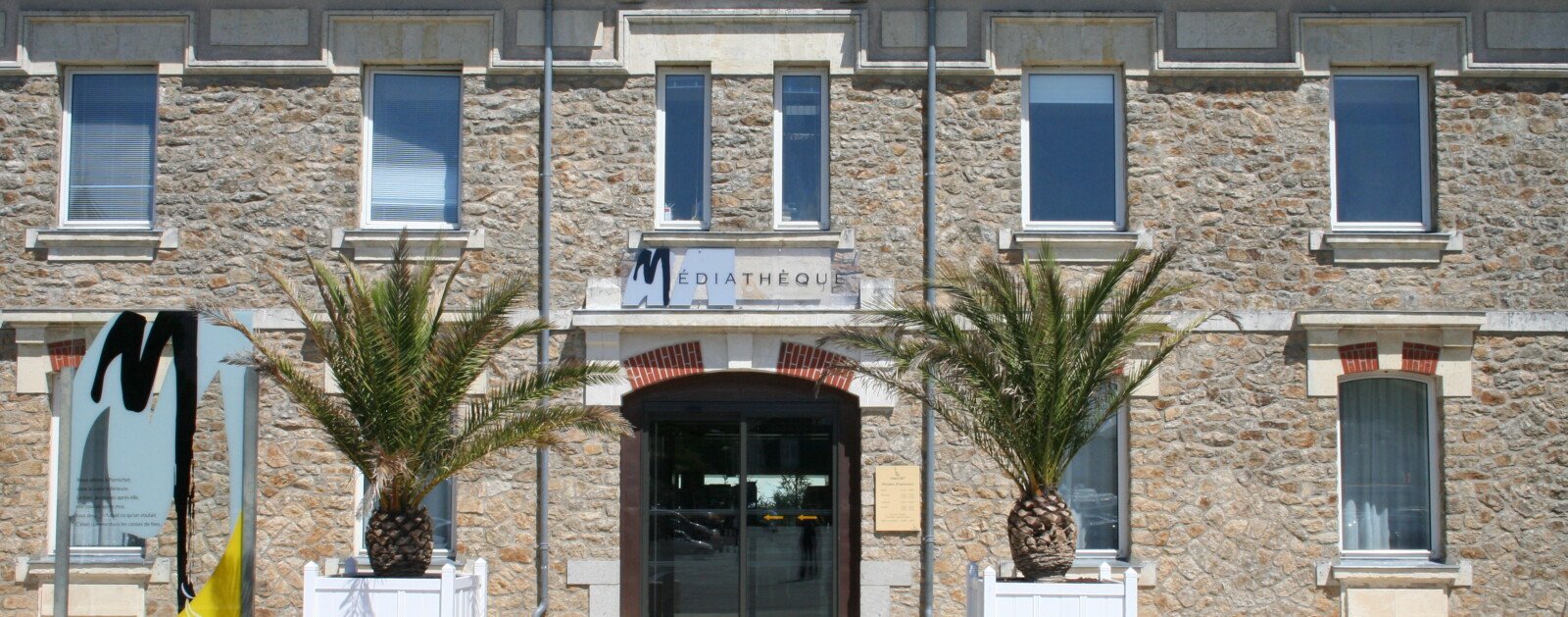 La médiathèque municipale de Pornichet, lieu des animations d'Halloween du 31 octobre 2026. Photo d'archive du bâtiment.