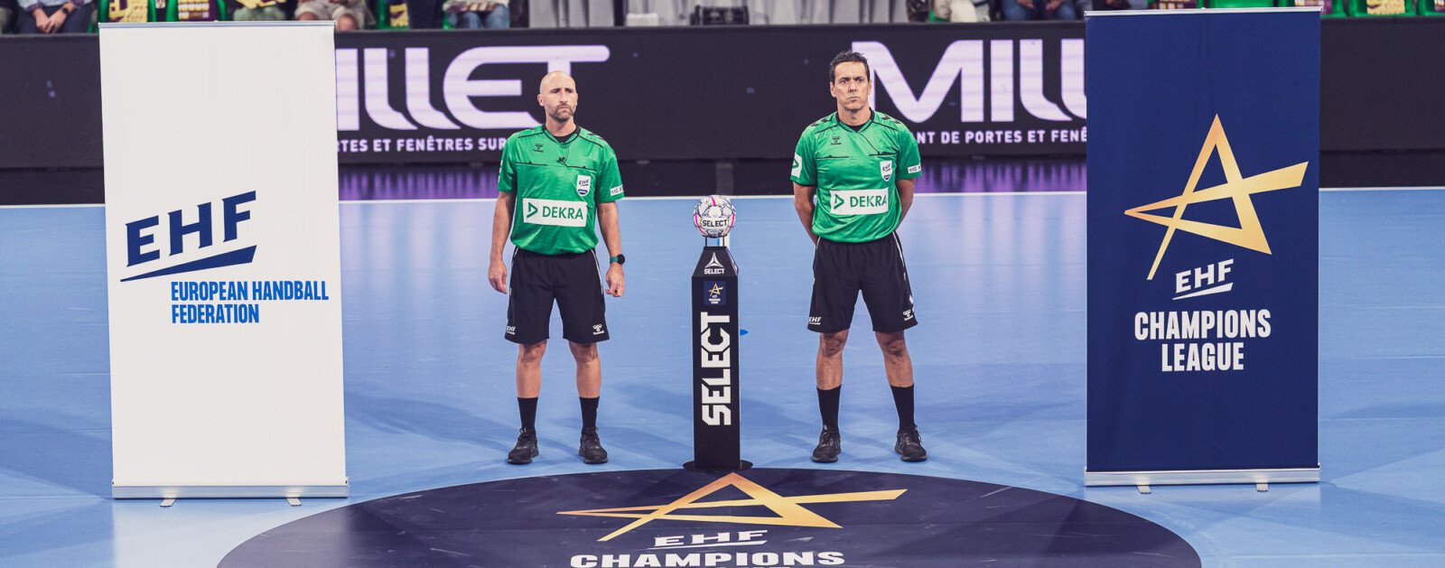 Arbitres et emblèmes du Handball Club de Nantes et du Wisla Plock avant une rencontre européenne à la H Arena, photographie d’archives.
