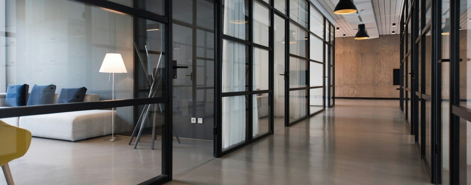 Espace de bureaux et de travail, illustration des activités des professionnels locaux