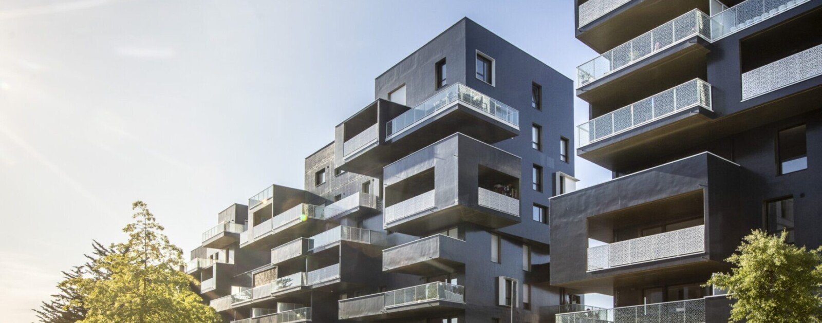 Immeubles de logements contemporains à Nantes, illustration des services locaux immobiliers