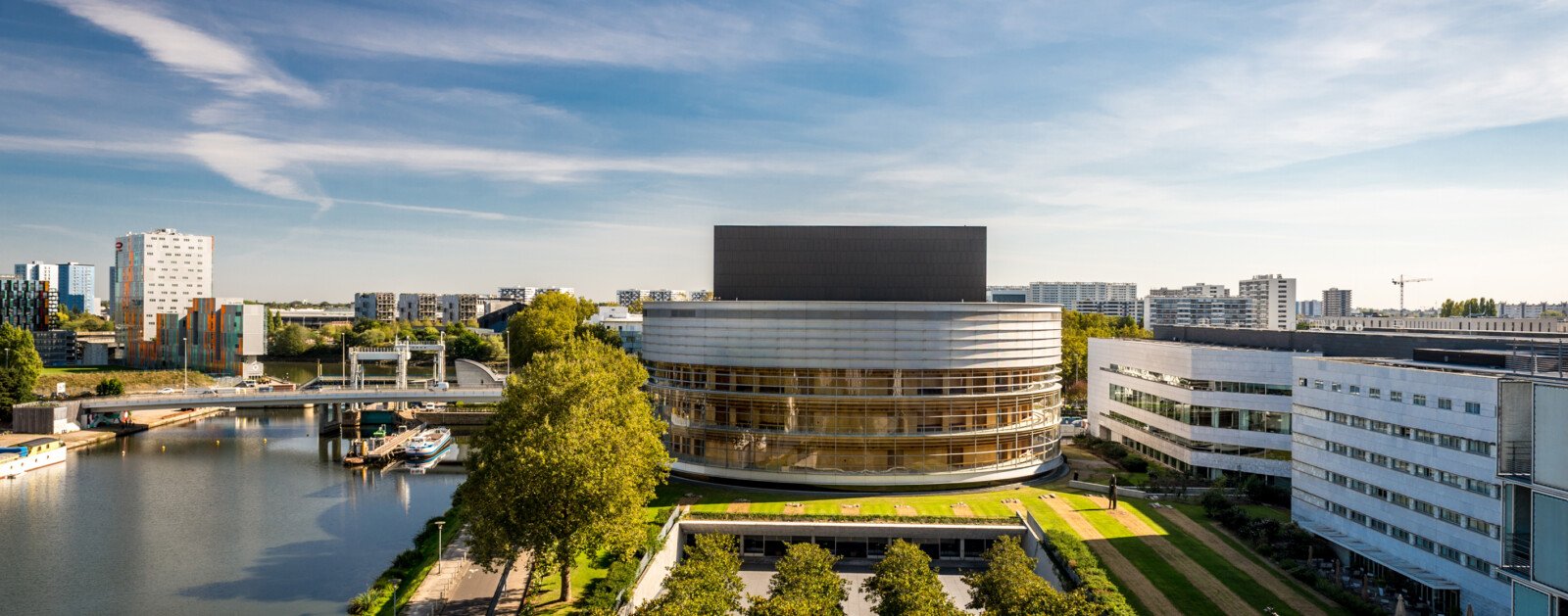 Vue de la Cité des congrès de Nantes depuis la rue de Valmy, à proximité de l'adresse de l'Institut Kervégan