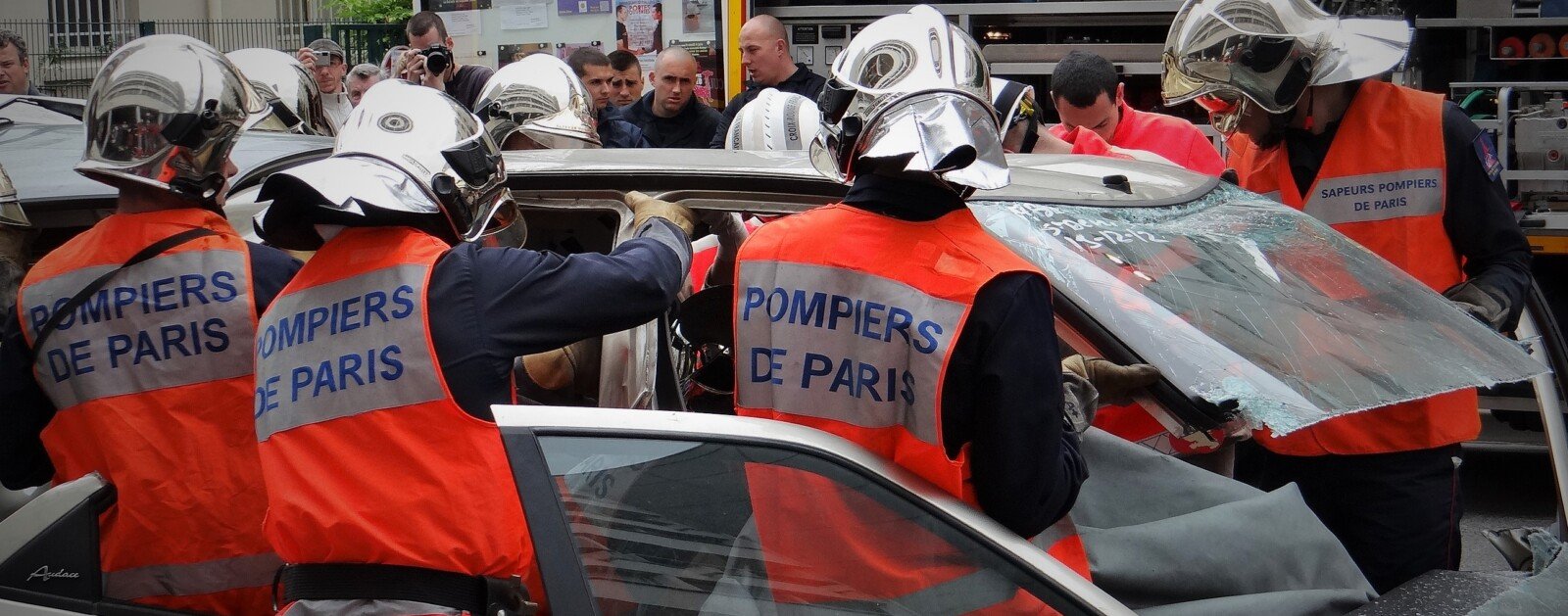 Exercice réel de désincarcération avec pinces hydrauliques par des pompiers à Montrouge en 2013, photographie d'illustration, sans rapport direct avec la caserne de Joué-sur-Erdre