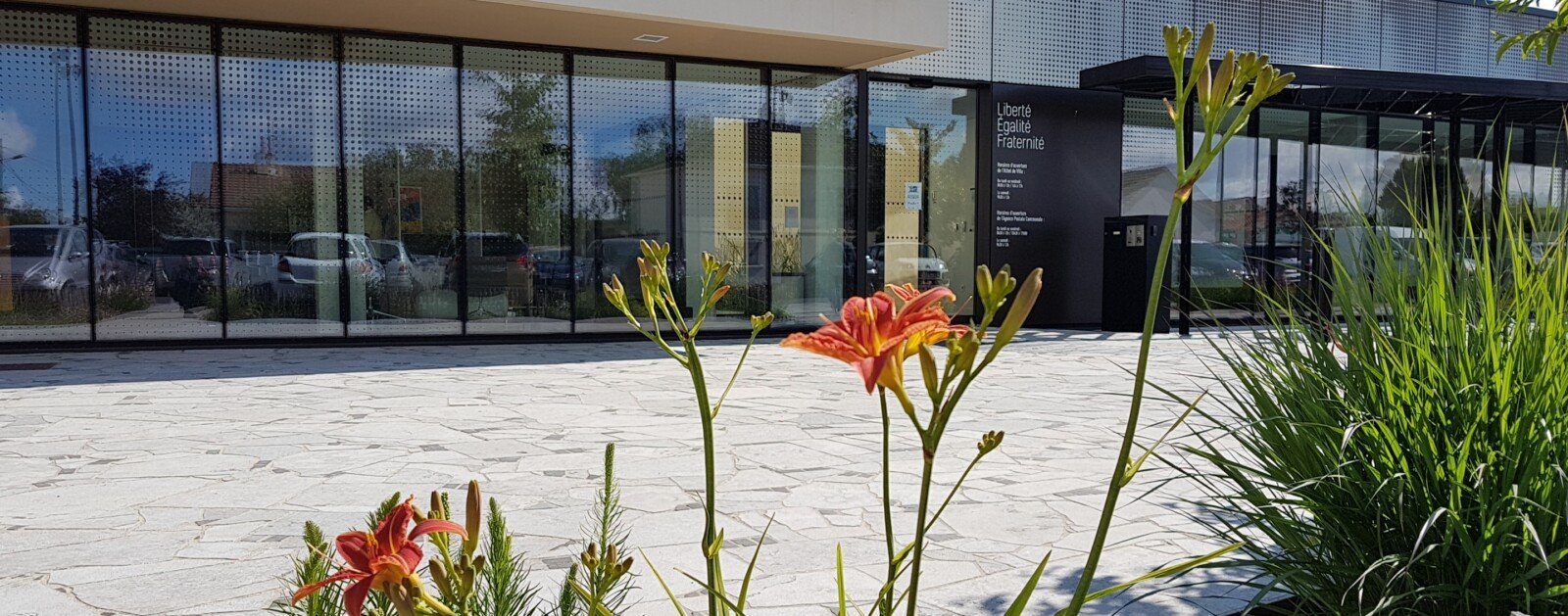 Photographie réelle de l'hôtel de ville de La Chevrolière, commune annonçant la réhabilitation de ses locaux de boucherie et d'épicerie (archive, Mairie de La Chevrolière)