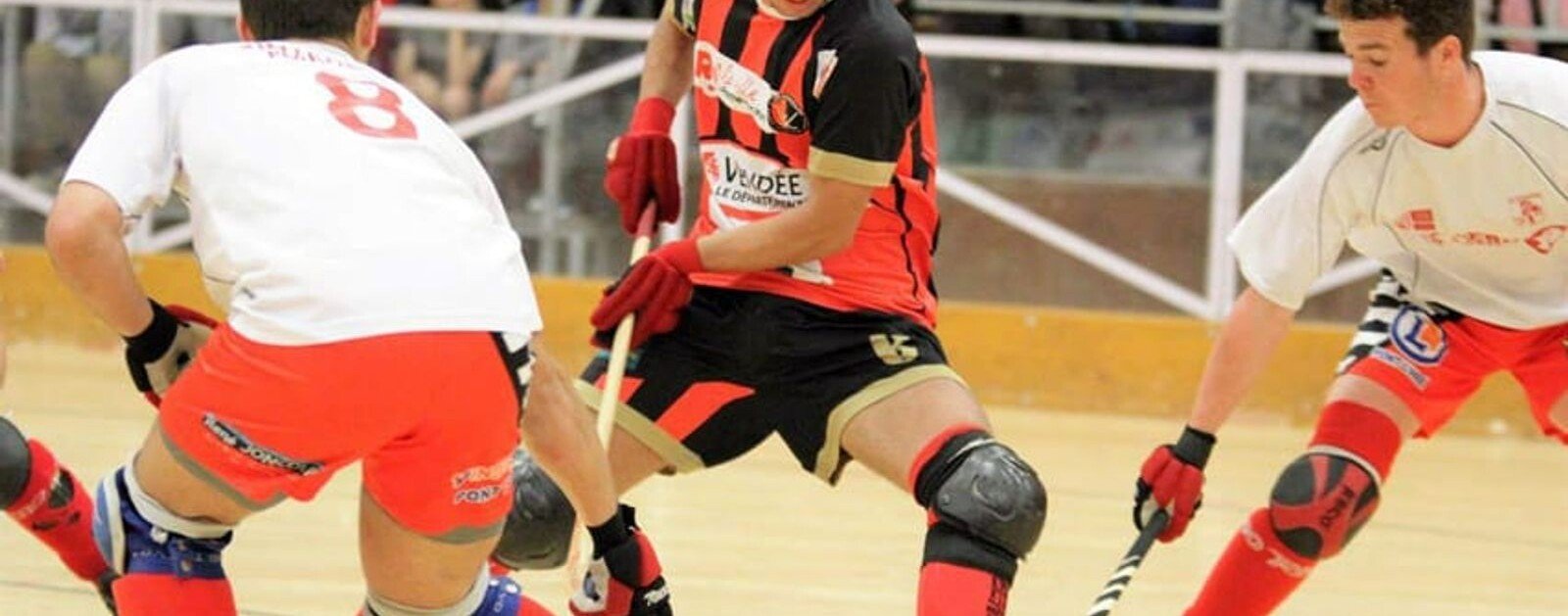 Nathan Gefflot, joueur de La Vendéenne en rink-hockey, photographié en 2017 par Sébastien Moinet ; photographie d’archive