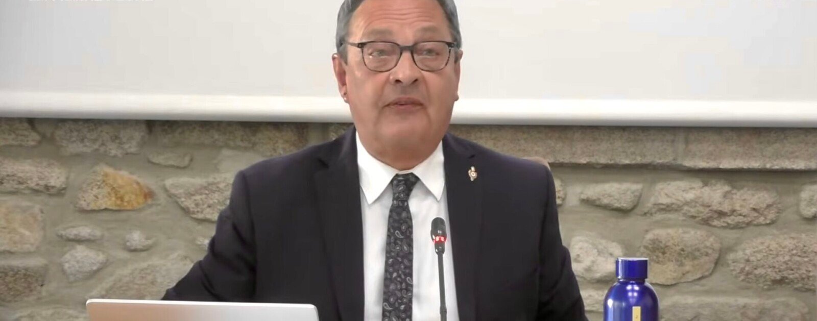 Image d’archive de Didier Cadro prenant la parole lors d’une séance municipale à La Turballe