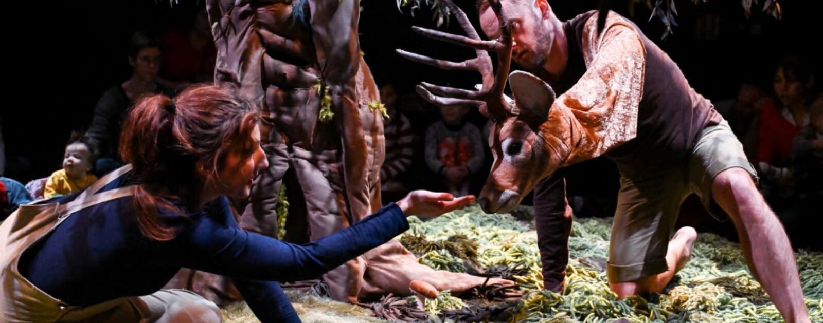 Marionnettistes du spectacle Sous l'arbre, de la compagnie À demain mon amour, programmé au festival Pupazzi 2026 à Laval, archive d'une autre représentation
