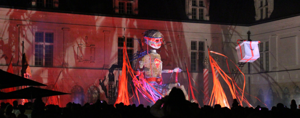 Laval : les marionnettes géantes illuminent la ville vendredi 30 octobre
