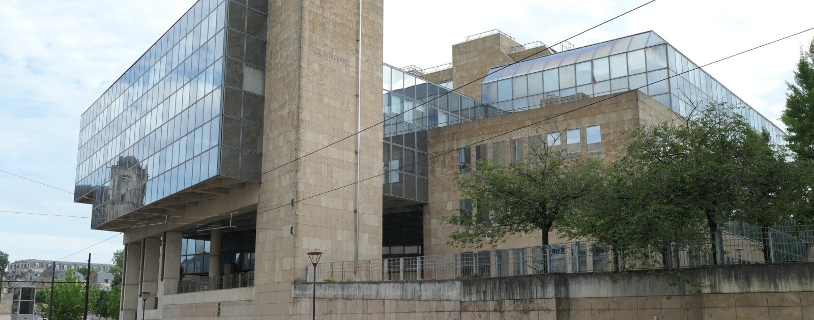 La véritable Cité judiciaire du Mans, tribunal compétent, photographiée le 31 mai 2025 par Fab5669, vue d'archive