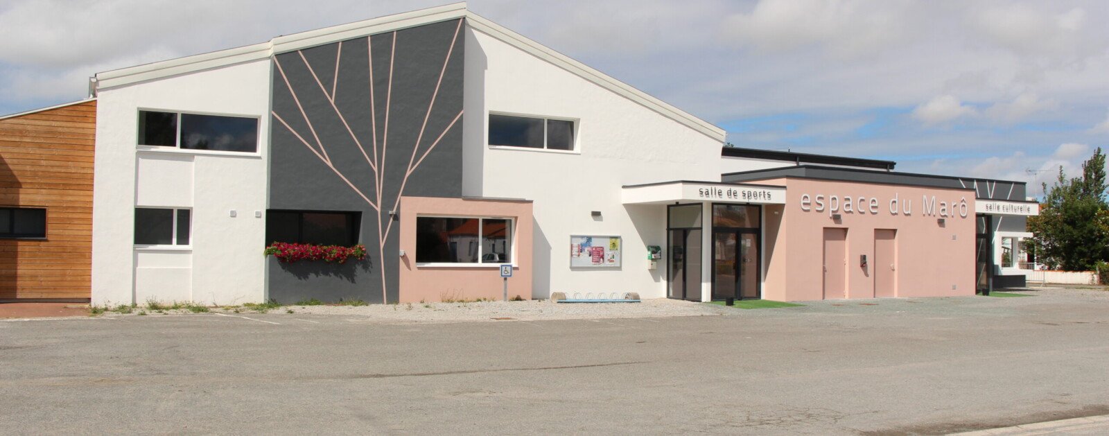 Façade de l’Espace du Marô au Perrier, lieu de la réunion publique du 3 novembre 2026 ; photographie d’archives.