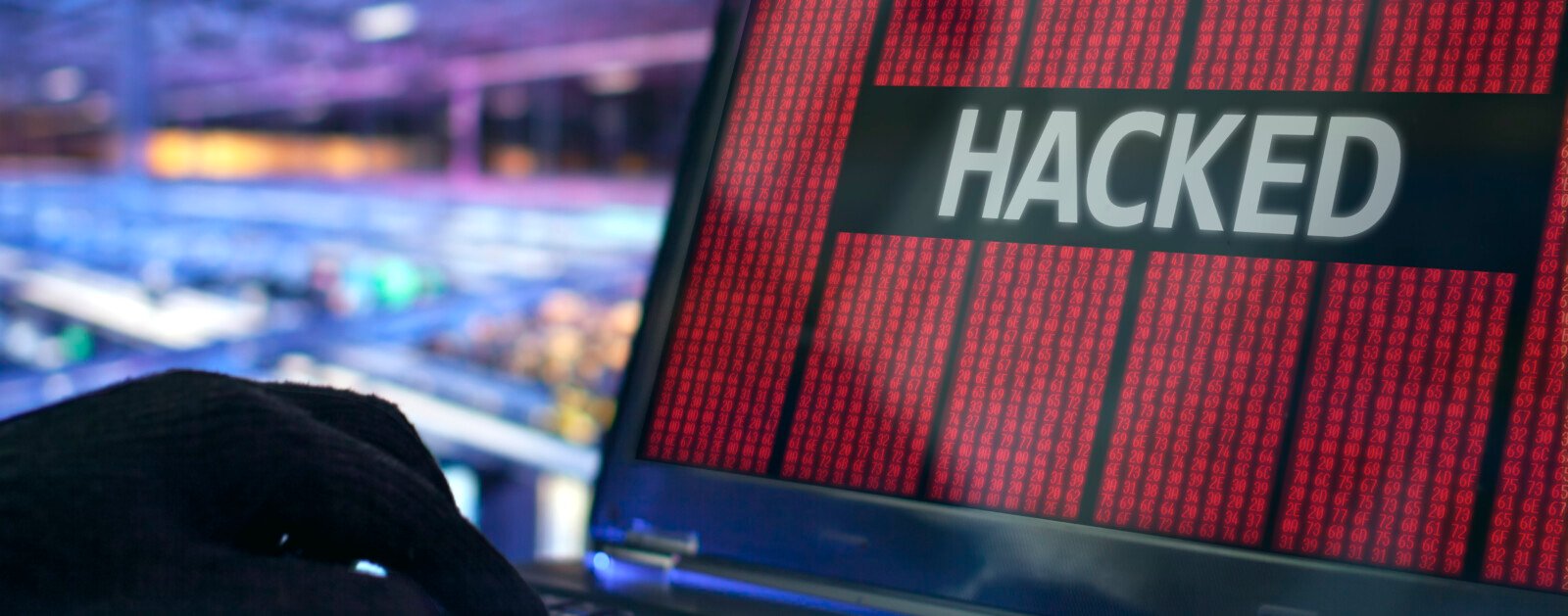 Ordinateur affichant un avertissement d'intrusion informatique, photo d'illustration d'une cyberattaque