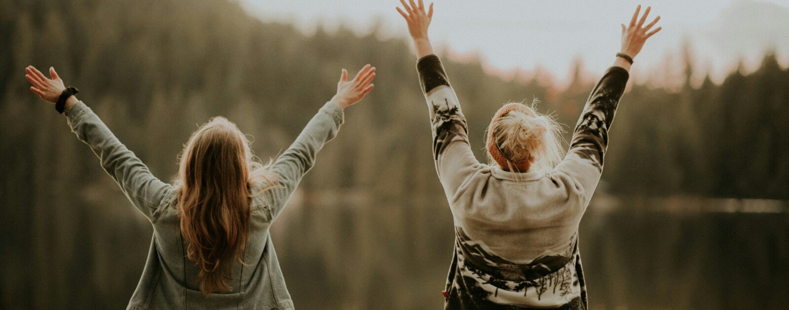 Photo d'illustration de deux femmes, pour un sujet sur l'accompagnement en santé