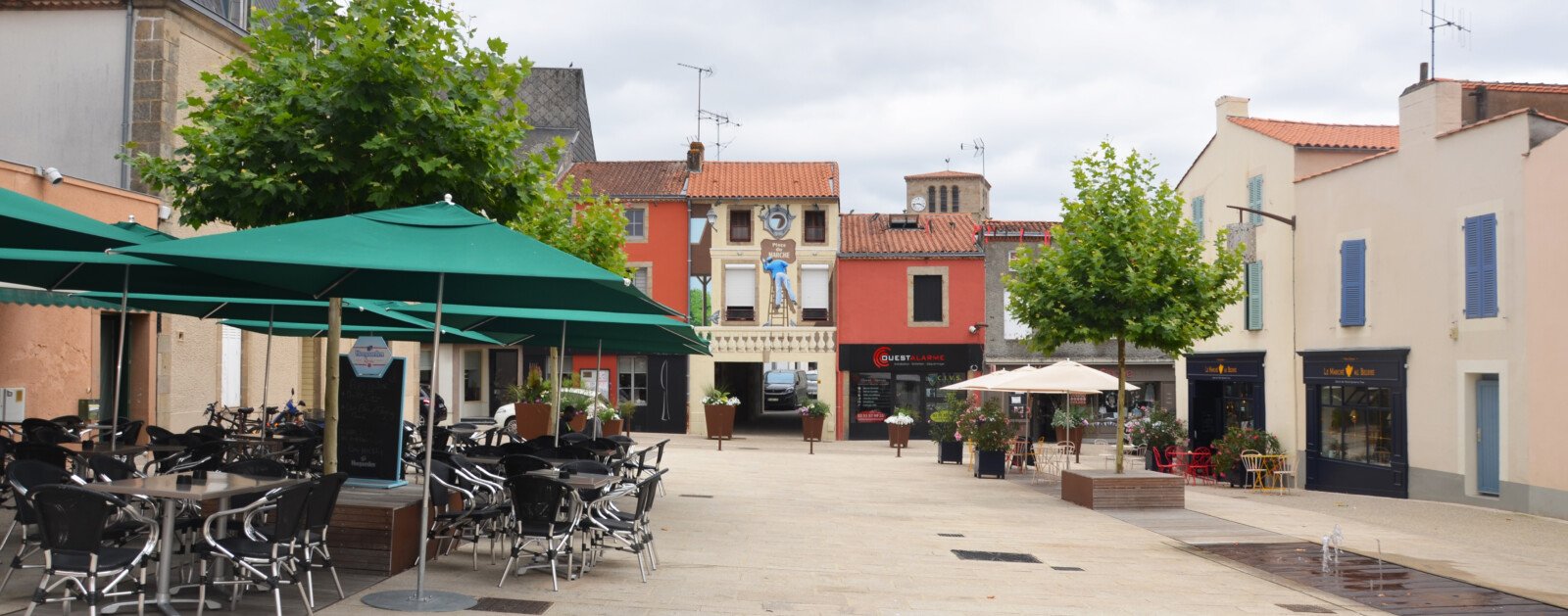 Place du marché et centre-ville des Herbiers en Vendée