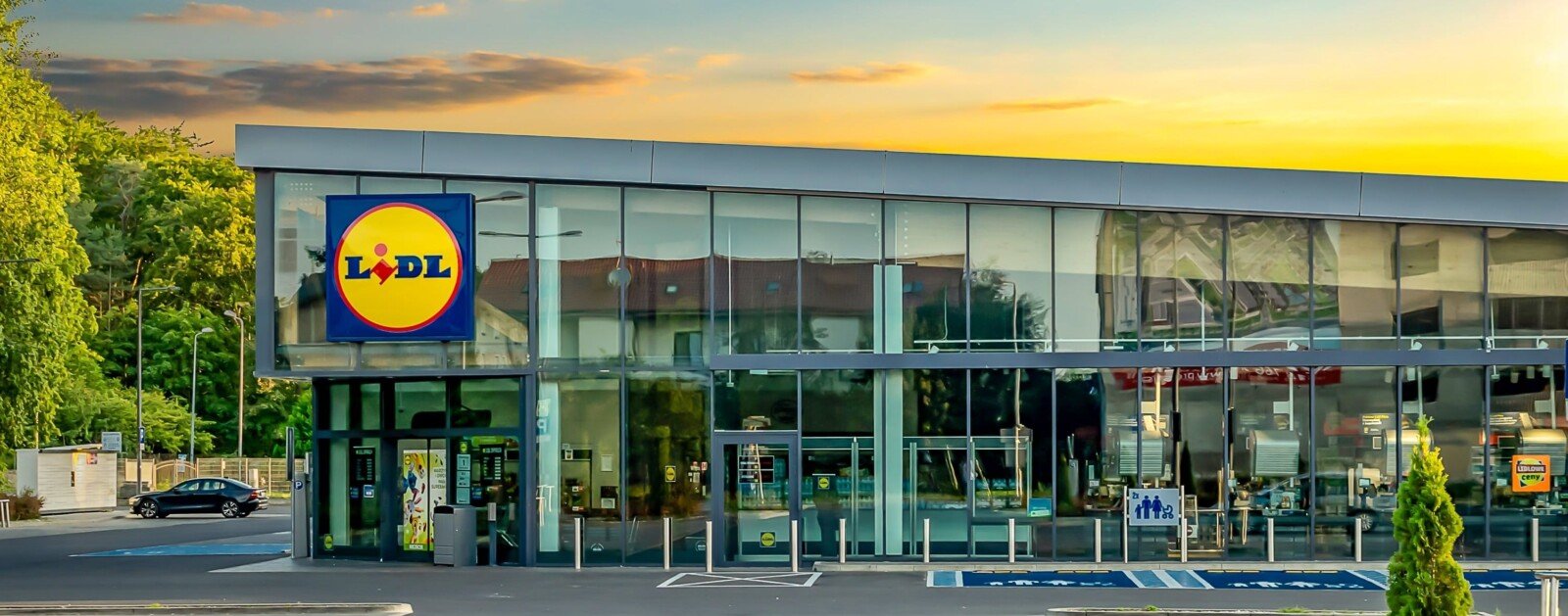 Photographie d’illustration d’un supermarché Lidl et de son parking ; ce cliché ne représente pas le magasin de Grandchamp-des-Fontaines.