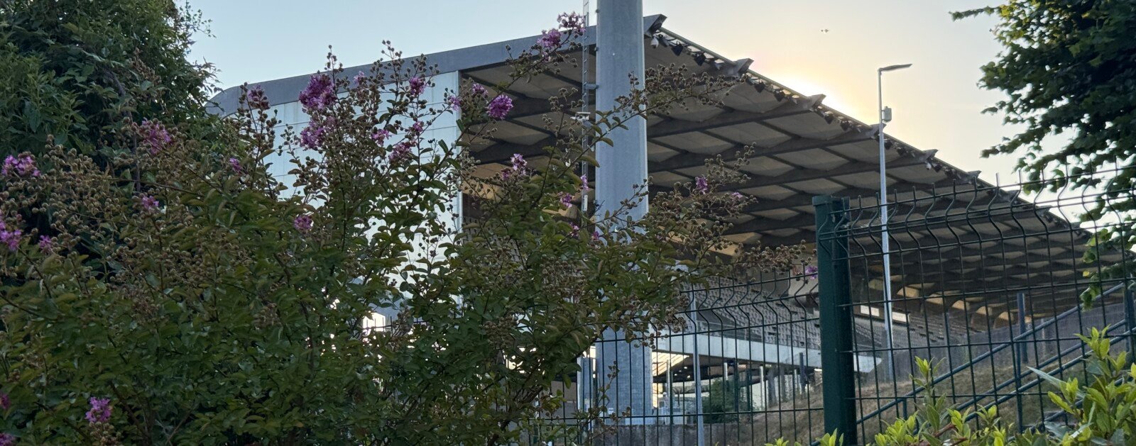 Grande tribune du stade Henri-Desgrange à La Roche-sur-Yon, enceinte du Vendée FC
