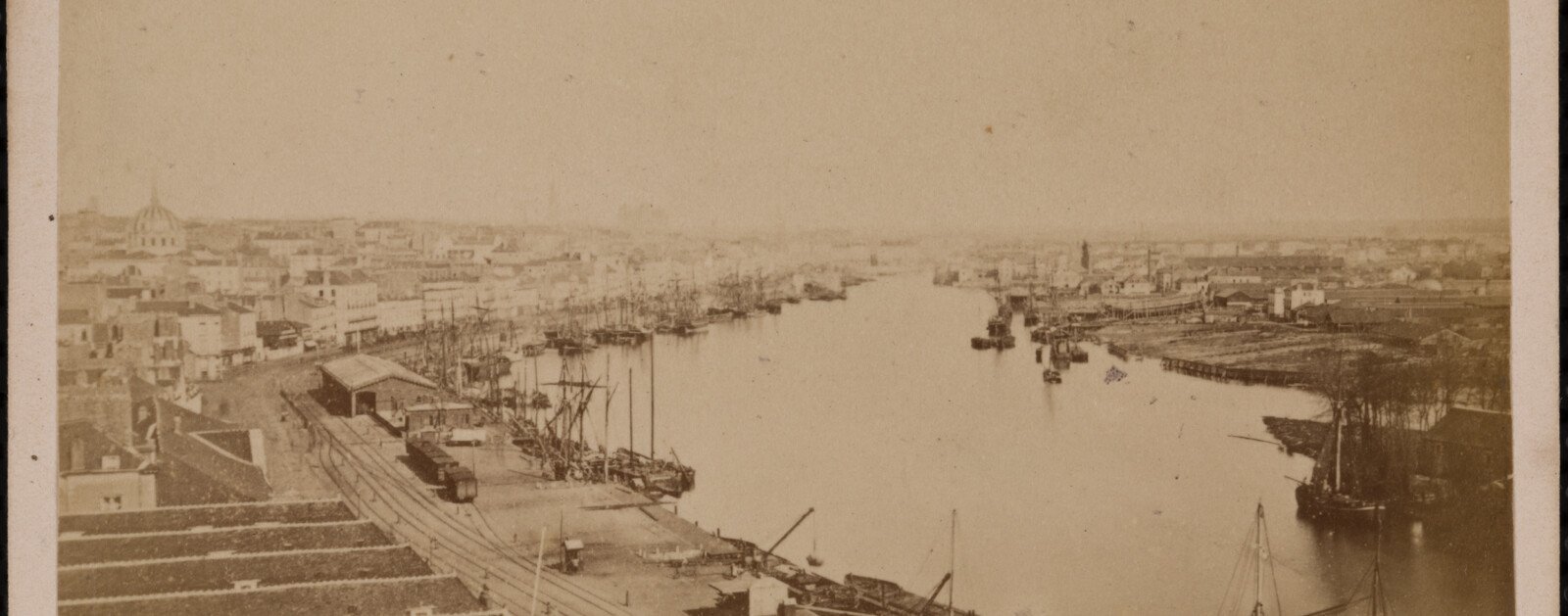 Photographie ancienne du quai de la Fosse à Nantes, réalisée par Victor Girard au XIXe siècle