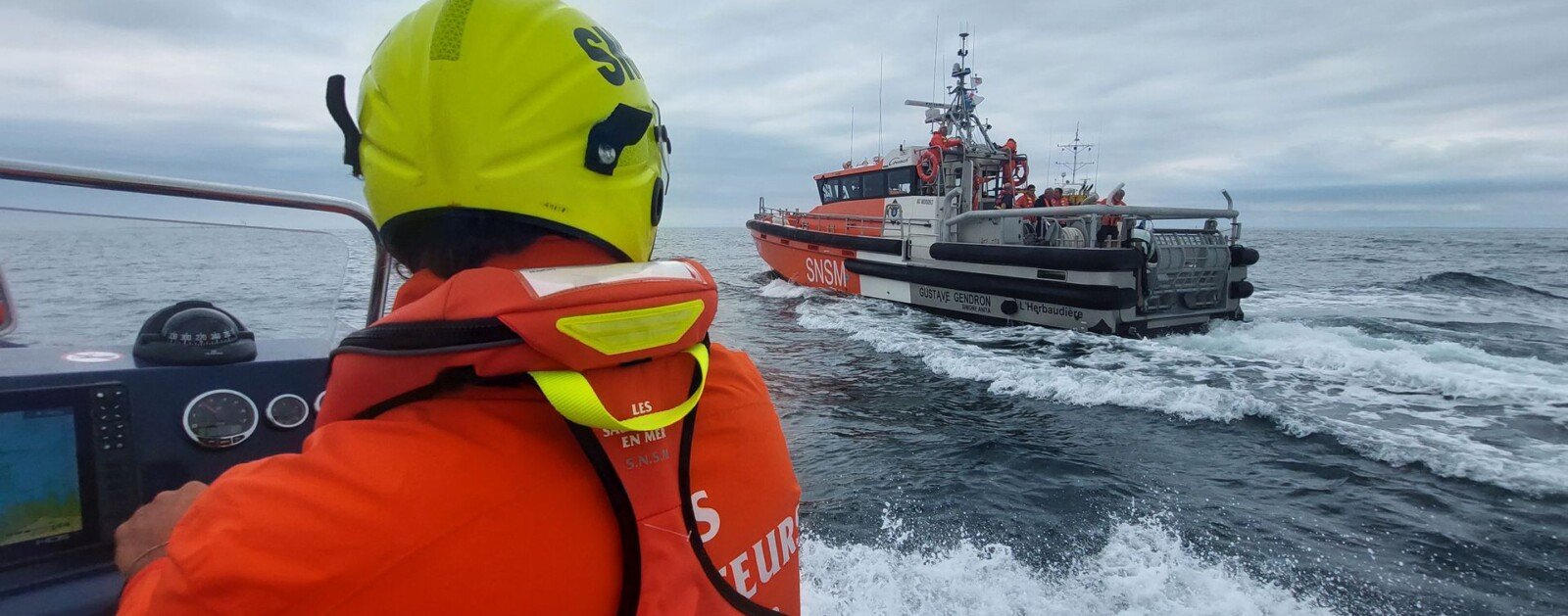 Sauveteurs en mer de la SNSM en intervention avec un canot de sauvetage