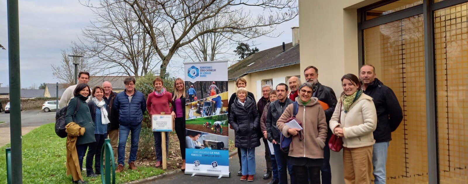 Habitants et responsables du projet Territoires zéro chômeur de Loireauxence réunis devant une salle