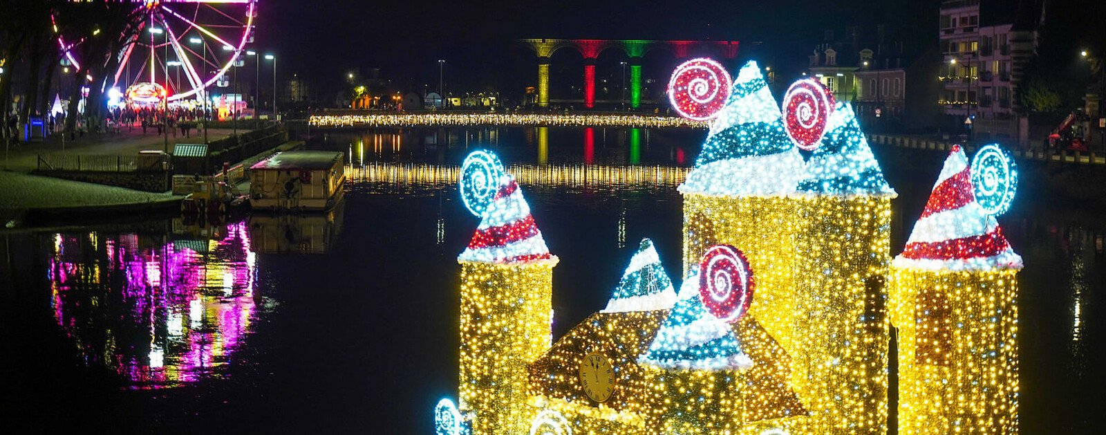 Archives Lumières de Laval 2024, installation lumineuse de Noël près de la Mayenne