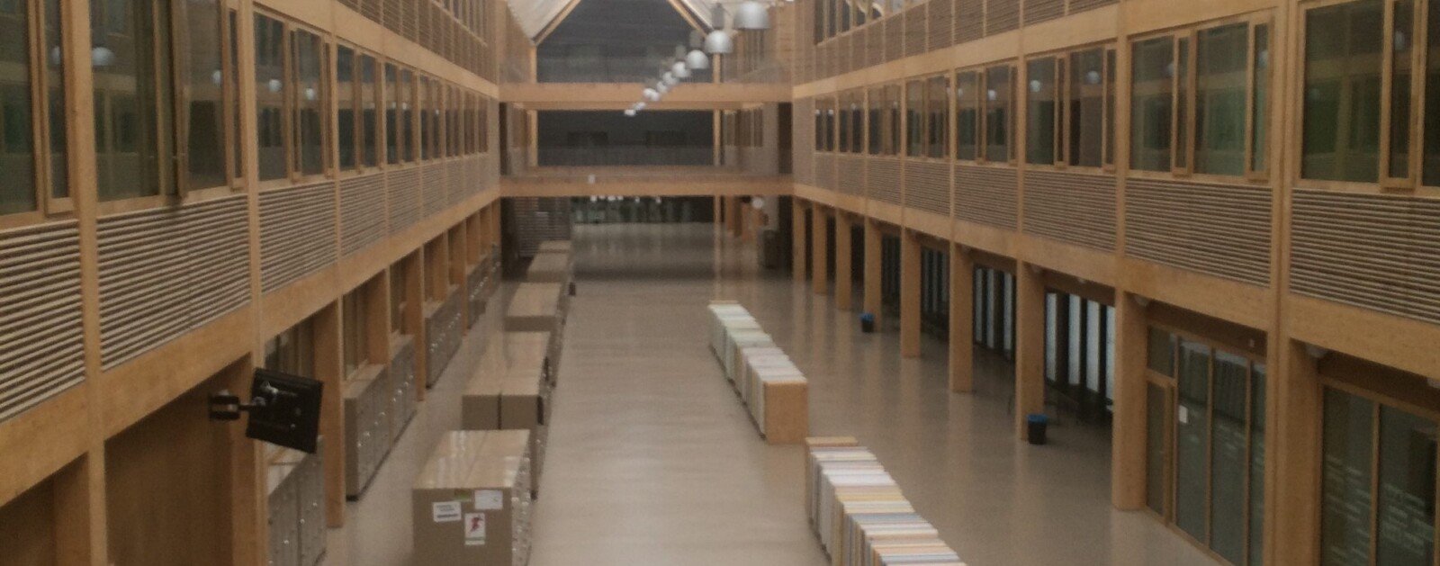 Grand hall du lycée Nelson-Mandela à Nantes photographié en mai 2015, avant l'incendie du 1er octobre 2026